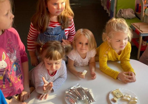 dzieci przy stole z francuskimi przysmakami
